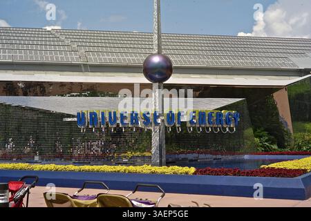 01 septembre 2010 - Orlando, Floride, États-Unis - Universe of Energy. Epcot est un parc à thème situé dans le Walt Disney World Resort, près d'Orlando, en Floride. Le parc est dédié à la célébration de la réussite humaine, à savoir la culture internationale et l'innovation technologique. Le deuxième parc construit à la station, il a ouvert le 1er octobre 1982 et a été initialement nommé EPCOT Center. En 1994, le « Centre » a été retiré du nom du parc, et en 1996, le parc a simplement été nommé Epcot. En 2010, Epcot a accueilli environ 10 83 visiteursÊmillion, le classant au troisième rang des parcs à thème les plus visités aux États-Unis. Banque D'Images