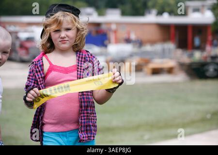 11 septembre 2011 - Binghamton, New York, É.-U. - Ada Konkiel, 7 ans, examine les dégâts causés par les inondations à l'école élémentaire MacArthur sur le côté sud de Binghamton dimanche. Elle n'a eu que sa première journée de deuxième année avant les inondations. Résidents et propriétaires d'entreprise dans la région de Binghamton, NY, y compris Johnson City, Endwell, Vestale et Westover luttent pour se débarrasser des inondations record de la rivière Susquehanna après de fortes pluies dans le nord de l'État de New York suite à l'ouragan Irene le 28-29 août et à la tempête tropicale Lee les 7 et 8 septembre. (Crédit image : © Michael Forster Rothbart/ZUMAPRESS.com) Banque D'Images
