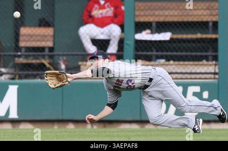 22 septembre 2011 - St Louis, MO, USA - New York le rival Mike Baxter fait une prise de plongée pour emporter un coup de Ryan Theriot des tous Louis Cardinals et terminer la cinquième manche au Busch Stadium à équipé Louis, Missouri, le jeudi 22 septembre 2011. Les mets ont battu les Cardinaux, 8-6. (Crédit image : © Chris Lee/préparé Louis Post-Dispatch/MCT/ZUMAPRESS.com) Banque D'Images