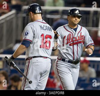 23 septembre 2011 - Washington, DC, États-Unis - Atlanta Braves de gauche Martin Prado (14 ans), à droite, est accueilli par Acatcher Brian McCann (16 ans) après avoir marqué contre les Nationals de Washington lors de la première manche au Nationals Park à Washington, D.. C, vendredi 23 septembre 2011. (Crédit image : © Harry E. Walker/MCT/MCT/ZUMAPRESS.com) Banque D'Images