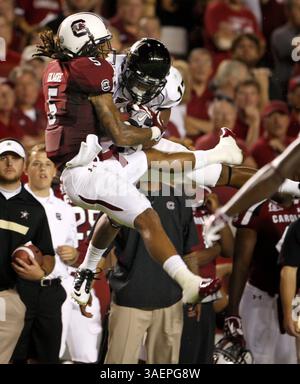 24 septembre 2011 - Columbia, SC, USA - le cornerback de Caroline du Sud Stephon Gilmore (5) intercepte le ballon contre Vanderbilt au deuxième quart-temps au Williams-Brice Stadium de Columbia, Caroline du Sud, samedi 24 septembre 2011. (Crédit image : © Gerry Melendez/The State/MCT/ZUMAPRESS.com) Banque D'Images