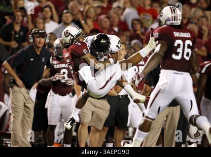 24 septembre 2011 - Columbia, SC, USA - le cornerback de Caroline du Sud Stephon Gilmore (5) intercepte le ballon contre Vanderbilt au deuxième quart-temps au Williams-Brice Stadium de Columbia, Caroline du Sud, samedi 24 septembre 2011. (Crédit image : © Gerry Melendez/The State/MCT/ZUMAPRESS.com) Banque D'Images