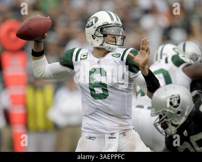25 septembre 2011 - Oakland, CA, États-Unis - le quarterback des jets de New York Mark Sanchez (6) affronte les Raiders d'Oakland au quatrième quart-temps au O.co Coliseum d'Oakland, Californie, le dimanche 25 septembre 2011. Les Raiders ont battu les jets, 34-24. (Crédit image : © Nhat V. Meyer/San Jose Mercury News/MCT/ZUMAPRESS.com) Banque D'Images