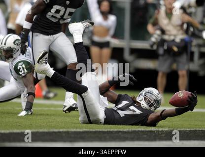 25 septembre 2011 - Oakland, CA, USA - Denarius Moore (17) des Raiders d'Oakland marque le touchdown Go-Ahead contre les jets de New York au troisième quart-temps au O.co Coliseum d'Oakland, Californie, dimanche 25 septembre 2011. Les Raiders ont battu les jets, 34-24. (Crédit image : © Nhat V. Meyer/San Jose Mercury News/MCT/ZUMAPRESS.com) Banque D'Images