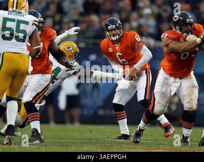 25 septembre 2011 - Chicago, il, États-Unis - le quarteback des Chicago Bears, Jay Cutler, est limogé par Jarrett Bush des Packers de Green Bay au cours du quatrième trimestre à Soldier Field à Chicago, Illinois, le dimanche 25 septembre 2011. Les Packers ont battu les Bears, 27-17. (Crédit image : © Scott Strazzante/Chicago Tribune/MCT/ZUMAPRESS.com) Banque D'Images