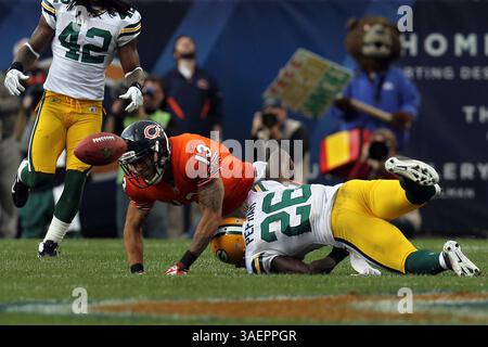 25 septembre 2011 - Chicago, il, USA - Johnny Knox des Chicago Bears ne peut pas tenir le ballon contre Charlie Peprah des Green Bay Packers au Soldier Field à Chicago, Illinois, dimanche 25 septembre 2011. Les Packers ont vaincu les Bears, 27-17. (Crédit image : © William Deshazer/Chicago Tribune/MCT/ZUMAPRESS.com) Banque D'Images