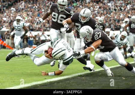 25 septembre 2011 - Oakland, CA, États-Unis - le quarterback des jets de New York Mark Sanchez traverse la ligne de but pour un touchdown contre les Raiders d'Oakland au premier quart-temps à l'O.co Coliseum d'Oakland, Californie, le dimanche 25 septembre 2011. (Crédit image : © Nhat V. Meyer/Contra Costa Times/MCT/ZUMAPRESS.com) Banque D'Images
