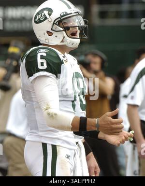 25 septembre 2011 - Oakland, CA, USA - le quarterback des jets de New York Mark Sanchez montre sa frustration sur la touche lors de la défaite des jets 24-34 contre les Raiders d'Oakland au O.co Coliseum d'Oakland, Californie, le dimanche 25 septembre 2011. (Crédit image : © Nhat V. Meyer/Contra Costa Times/MCT/ZUMAPRESS.com) Banque D'Images