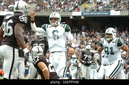 25 septembre 2011 - Oakland, CA, USA - le quarterback des jets de New York Mark Sanchez célèbre après avoir marqué un touchdown contre les Raiders d'Oakland au premier quart-temps à l'O.co Coliseum d'Oakland, Californie, le dimanche 25 septembre 2011. (Crédit image : © Nhat V. Meyer/Contra Costa Times/MCT/ZUMAPRESS.com) Banque D'Images