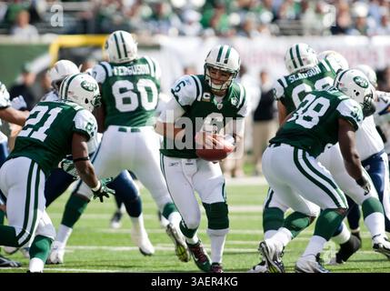 23 octobre 2011 : le quarterback Mark Sanchez (6 ans) passe la main au Running back LaDainian Tomlinson (21 ans) au premier quart-temps lors de l'action de la NFL entre les jets de New York et les Chargers de San Diego au MetLife Stadium à East Rutherford, New Jersey. Les jets ont battu les Chargers 27-21.(image crédit : © Duncan Williams/Cal Sport Media/ZUMAPRESS.com) Banque D'Images