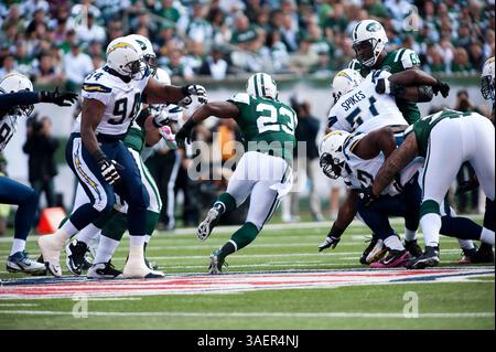 23 octobre 2011 : Shonn Greene (23 ans), le dos de course des jets, se précipite dans un grand trou de distance lors de l'action de la NFL entre les jets de New York et les Chargers de San Diego au MetLife Stadium à East Rutherford, New Jersey. Les jets ont battu les Chargers 27-21.(image crédit : © Duncan Williams/Cal Sport Media/ZUMAPRESS.com) Banque D'Images