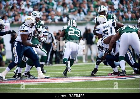 23 octobre 2011 : Shonn Greene (23 ans), le dos de course des jets, se précipite dans un grand trou de distance lors de l'action de la NFL entre les jets de New York et les Chargers de San Diego au MetLife Stadium à East Rutherford, New Jersey. Les jets ont battu les Chargers 27-21.(image crédit : © Duncan Williams/Cal Sport Media/ZUMAPRESS.com) Banque D'Images