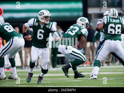 23 octobre 2011 : le quarterback Mark Sanchez (6 ans) passe la main au Runback Shonn Greene (23 ans) lors d'une action de la NFL entre les jets de New York et les Chargers de San Diego au MetLife Stadium à East Rutherford, New Jersey. Les jets ont battu les Chargers 27-21.(image crédit : © Duncan Williams/Cal Sport Media/ZUMAPRESS.com) Banque D'Images