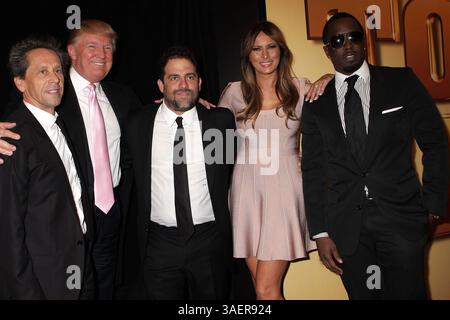 24 octobre 2011 - New York, New York, États-Unis - . . . . . 24 octobre 2011, New York City (G-d) le producteur Brian Grazer, Donald Trump, le réalisateur Brett Ratner, Melania Trump et Sean 'Diddy' Combs arrivant à la première mondiale de 'Tower Heist' au Ziegfeld Theatre le 24 octobre 2011 à New York City (crédit image : © Sharkpixs/ZUMAPRESS.com) Banque D'Images
