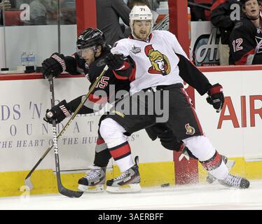 25 octobre 2011 - Raleigh, Caroline du Nord, États-Unis - Tuomo Ruutu (15) des Hurricanes de Caroline affronte Nick Foligno (71) des sénateurs d'Ottawa lors de la première période d'un match de la LNH au Centre RBC à Raleigh en Caroline du Nord, le mardi 25 octobre 2011. (Crédit image : © Chris Seward/Raleigh News & observer/MCT/ZUMAPRESS.com) Banque D'Images