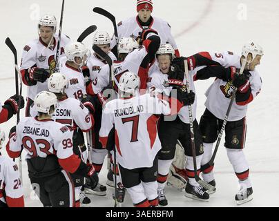 25 octobre 2011 - Raleigh, Caroline du Nord, États-Unis - les sénateurs d'Ottawa célèbrent la victoire sur les Hurricanes de la Caroline, 3-2, lors d'une fusillade au Centre RBC de Raleigh en Caroline du Nord, le mardi 25 octobre 2011. (Crédit image : © Chris Seward/Raleigh News & observer/MCT/ZUMAPRESS.com) Banque D'Images