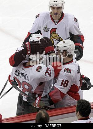 25 octobre 2011 - Raleigh, Caroline du Nord, États-Unis - Zenon Konopka (28) des sénateurs d'Ottawa célèbre avec ses coéquipiers après avoir marqué lors de la deuxième période d'un match de la LNH contre les Hurricanes de Caroline au Centre RBC à Raleigh en Caroline du Nord, le mardi 25 octobre 2011. (Crédit image : © Chris Seward/Raleigh News & observer/MCT/ZUMAPRESS.com) Banque D'Images