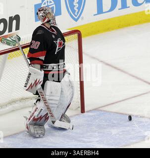 25 octobre 2011 - Raleigh, NC, États-Unis - le quartier Cam Ward des Hurricanes de Carolina (30) réagit après que Jason Spezza des sénateurs d'Ottawa, non photographié, ait marqué lors d'une fusillade au Centre RBC à Raleigh en Caroline du Nord, le mardi 25 octobre 2011. (Crédit image : © Chris Seward/Raleigh News & observer/MCT/ZUMAPRESS.com) Banque D'Images