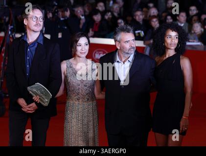 27 oct. 2011 - Rome, Italie - DAVID THEWILS, MICHELLE YEOH, LUC BESSON et VIRGINIE BESSON SILLA sur le tapis rouge pour ''la Dame'' au Rome film Festical 2011. (Crédit image : © Evandro Inetti/ZUMAPRESS.com) Banque D'Images