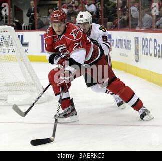 28 octobre 2011 - Raleigh, Caroline du Nord, États-Unis - Alexei Ponikarovsky (23 ans) des Hurricanes de Caroline s'oppose à Patrick Kane (88 ans) des Blackhawks de Chicago au cours de la deuxième période au RBC Center de Raleigh, Caroline du Nord, vendredi 28 octobre 2011. (Crédit image : © Chris Seward/Raleigh News & observer/MCT/ZUMAPRESS.com) Banque D'Images