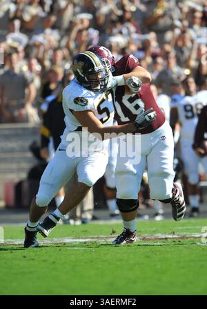29 octobre 2011 : Brad Madison #57, joueur de ligne défensif des Missouri Tigers, en action avec Quinn Brown #76, joueur de ligne offensif des Missouri Tigers, lors du match entre les Tigers de l'Université du Missouri et les Aggies de l'Université A&M du Texas à Kyle Field à College Station, Texas. Les tigres gagnent contre les Aggies, 38-31.(image crédit : © Patrick Green/Cal Sport Media/ZUMAPRESS.com) Banque D'Images