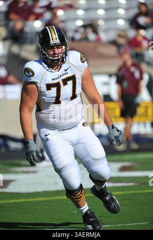 29 octobre 2011 : joueur de ligne offensif Dan Hoch #77 des Missouri Tigers pendant le match entre les Tigers de l'Université du Missouri et les Aggies de l'Université A&M du Texas à Kyle Field à College Station, Texas. Les tigres gagnent contre les Aggies, 38-31.(image crédit : © Patrick Green/Cal Sport Media/ZUMAPRESS.com) Banque D'Images
