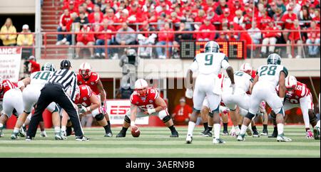 29 octobre 2011 : le centre du Nebraska Mike Caputo étudie la défense de l'État du Michigan lors du match de football NCAA entre les Cornhuskers du Nebraska et les Spartans de l'État du Michigan au Memorial Stadium de Lincoln ne. (Crédit image : © Marcus Scheer/Cal Sport Media/ZUMAPRESS.com) Banque D'Images