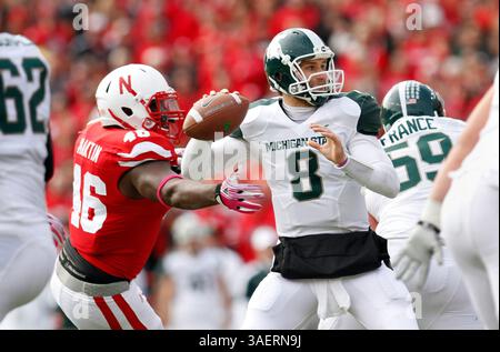 29 octobre 2011 : Eric Martin ne peut pas affronter le quarterback Kirk cousins de l'État du Michigan lors du match de football NCAA entre les Cornhuskers du Nebraska et les Spartans de l'État du Michigan au Memorial Stadium de Lincoln ne. (Crédit image : © Marcus Scheer/Cal Sport Media/ZUMAPRESS.com) Banque D'Images