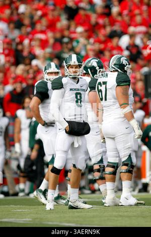 29 octobre 2011 : le quarterback Kirk cousins de l'État du Michigan attend pendant un temps mort pendant le match de football de la NCAA entre les Cornhuskers du Nebraska et les Spartans du Michigan au Memorial Stadium de Lincoln ne. (Crédit image : © Marcus Scheer/Cal Sport Media/ZUMAPRESS.com) Banque D'Images