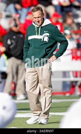 29 octobre 2011 : L'entraîneur-chef de Michigan State Mark Dantonio regarde son équipe s'échauffer avant le match de football NCAA entre les Cornhuskers du Nebraska et les Spartans du Michigan State au Memorial Stadium de Lincoln ne. (Crédit image : © Marcus Scheer/Cal Sport Media/ZUMAPRESS.com) Banque D'Images