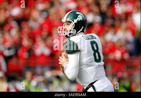 29 octobre 2011 : le quarterback Kirk cousins de Michigan State cherche à passer lors du match de football NCAA entre les Cornhuskers du Nebraska et les Spartans du Michigan State au Memorial Stadium de Lincoln ne. (Crédit image : © Marcus Scheer/Cal Sport Media/ZUMAPRESS.com) Banque D'Images