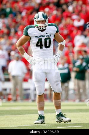 29 octobre 2011 : Max Bullough, linebacker du Michigan State, regarde la ligne de touche lors du match de football NCAA entre les Cornhuskers du Nebraska et les Spartans du Michigan State au Memorial Stadium de Lincoln ne. (Crédit image : © Marcus Scheer/Cal Sport Media/ZUMAPRESS.com) Banque D'Images