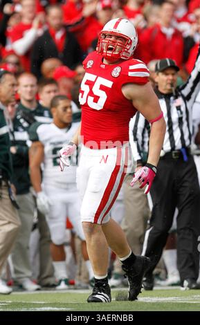 29 octobre 2011 : Baker Steinkuhler crie après un sac lors d'un match de football de la NCAA entre les Cornhuskers du Nebraska et les Spartans de l'État du Michigan au Memorial Stadium de Lincoln ne. (Crédit image : © Marcus Scheer/Cal Sport Media/ZUMAPRESS.com) Banque D'Images