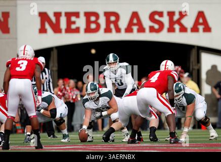 29 octobre 2011 : le quarterback Kirk cousins de l'État du Michigan examine la défense du Nebraska lors du match de football NCAA entre les Cornhuskers du Nebraska et les Spartans du Michigan au Memorial Stadium de Lincoln ne. (Crédit image : © Marcus Scheer/Cal Sport Media/ZUMAPRESS.com) Banque D'Images