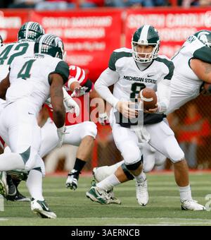 29 octobre 2011 : le quarterback Kirk cousins de Michigan State remet le ballon au runningback Edwin Baker lors du match de football NCAA entre les Cornhuskers du Nebraska et les Spartans du Michigan State au Memorial Stadium de Lincoln ne. (Crédit image : © Marcus Scheer/Cal Sport Media/ZUMAPRESS.com) Banque D'Images
