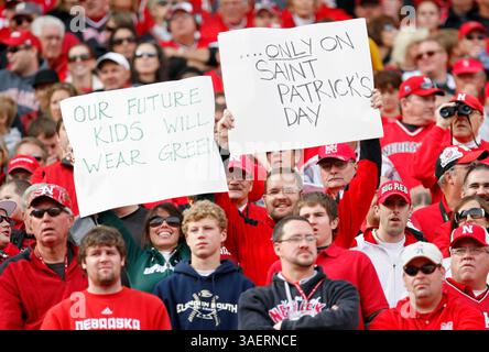 29 octobre 2011 : un fan de l'État du Michigan et un fan du Nebraska brandissent des pancartes déclarant leur allégeance à l'équipe entre les Cornhuskers du Nebraska et les Spartans de l'État du Michigan au Memorial Stadium de Lincoln ne. (Crédit image : © Marcus Scheer/Cal Sport Media/ZUMAPRESS.com) Banque D'Images