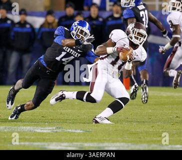 29 oct. 2011 - Lexington, KY, USA - Ricco Sanders (11 ans), receveur des Bulldogs de l'État du Mississippi, attrape une passe contre Anthony Mosley, Wildcats du Kentucky, à Lexington, Kentucky, le samedi 29 octobre 2011. L'État du Mississippi bat le Kentucky, 28-16. (Crédit image : © Mark Cornelison/Lexington Herald-leader/MCT/ZUMAPRESS.com) Banque D'Images