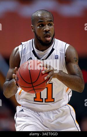 3 novembre 2011 : Trae Golden (11 ans), le gardien du Tennessee, en action pendant la deuxième moitié d'un match de basket-ball de la NCAA entre les bénévoles du Tennessee et les Carson Newman Eagles au Thompson-Boling Arena à Knoxville, Tennessee. (CAL Sport Media/TplSports.com)(Credit image : © Tplsports. COM/Cal Sport Media/ZUMAPRESS.com) Banque D'Images