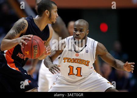 3 novembre 2011 : Trae Golden (11 ans), le gardien du Tennessee, en action pendant la deuxième moitié d'un match de basket-ball de la NCAA entre les bénévoles du Tennessee et les Carson Newman Eagles au Thompson-Boling Arena à Knoxville, Tennessee. (CAL Sport Media/TplSports.com)(Credit image : © Tplsports. COM/Cal Sport Media/ZUMAPRESS.com) Banque D'Images