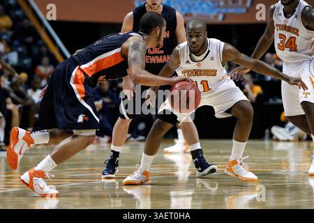 3 novembre 2011 : Trae Golden (11 ans), le gardien du Tennessee, en action pendant la deuxième moitié d'un match de basket-ball de la NCAA entre les bénévoles du Tennessee et les Carson Newman Eagles au Thompson-Boling Arena à Knoxville, Tennessee. (CAL Sport Media/TplSports.com)(Credit image : © Tplsports. COM/Cal Sport Media/ZUMAPRESS.com) Banque D'Images