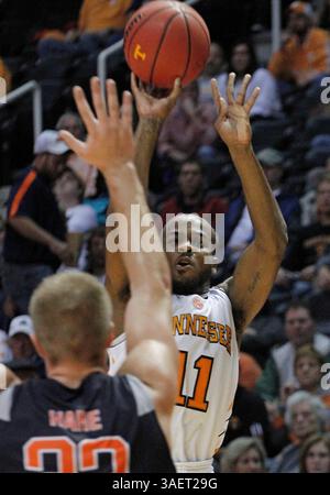 3 novembre 2011 : Trae Golden (11 ans), garde du Tennessee, en action lors d'un match de basket-ball de la NCAA entre les volontaires du Tennessee et les Carson Newman Eagles au Thompson-Boling Arena à Knoxville TN. (Crédit image : © TPL Sports. COM/Cal Sport Media/ZUMAPRESS.com) Banque D'Images