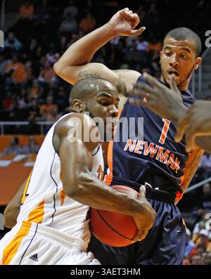 3 novembre 2011 : Trae Golden (11 ans), garde du Tennessee, en action lors d'un match de basket-ball de la NCAA entre les volontaires du Tennessee et les Carson Newman Eagles au Thompson-Boling Arena à Knoxville TN. (Crédit image : © TPL Sports. COM/Cal Sport Media/ZUMAPRESS.com) Banque D'Images
