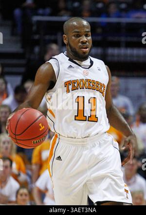 3 novembre 2011 : Trae Golden (11 ans), garde du Tennessee, en action lors d'un match de basket-ball de la NCAA entre les volontaires du Tennessee et les Carson Newman Eagles au Thompson-Boling Arena à Knoxville TN. (Crédit image : © TPL Sports. COM/Cal Sport Media/ZUMAPRESS.com) Banque D'Images