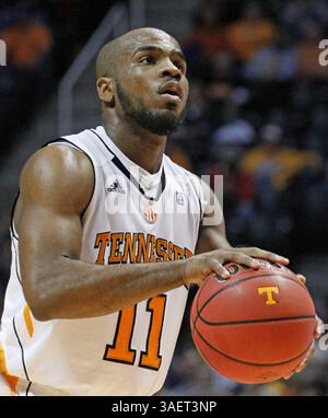 3 novembre 2011 : Trae Golden (11 ans), garde du Tennessee, en action lors d'un match de basket-ball de la NCAA entre les volontaires du Tennessee et les Carson Newman Eagles au Thompson-Boling Arena à Knoxville TN. (Crédit image : © TPL Sports. COM/Cal Sport Media/ZUMAPRESS.com) Banque D'Images