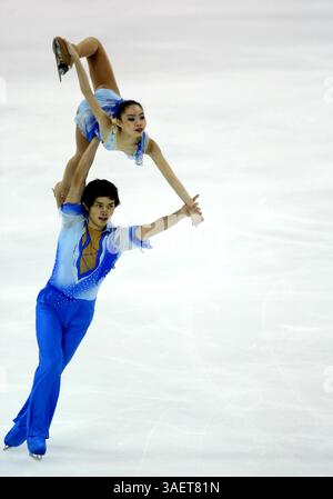 05 nov. 2011 ; Shanghai, CHINE ; Yu Xiaoyu et Jin Yang de Chine se produisent en patinage libre en couples lors du Grand Prix ISU de patinage artistique 2011.(image crédit : © Tongzhou Zhang/Osports via ZUMA Wire) Banque D'Images
