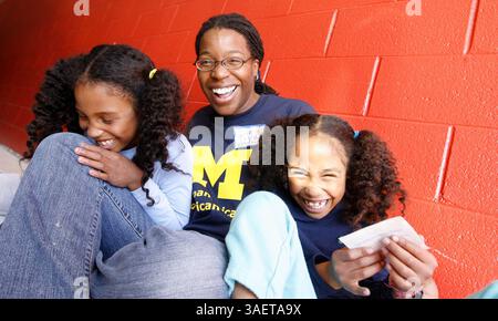 8 octobre 2011 - Ann Arbor, mi, États-Unis - Tiya Miles d'Ann Arbor, Michigan, traîne avec ses jumeaux de 7 ans, Nali, Left, et Noa le samedi 8 octobre 2011. Miles, professeur d'histoire de l'Université du Michigan, est l'un des 22 lauréats de la bourse de la Fondation MacArthur cette année. (Crédit image : © Madalyn Ruggiero/Detroit Free Press/MCT/ZUMAPRESS.com) Banque D'Images