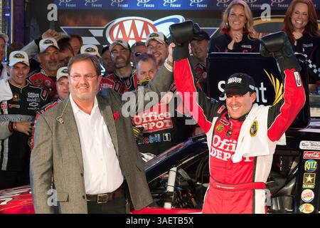 FORT WORTH, TX - nov 06, 2011 : Tony Stewart remporte la course AAA Texas 500 au Texas Motor Speedway de Fort Worth, TX. (Crédit image : © ASP/Cal Sport Media/ZUMAPRESS.com) Banque D'Images