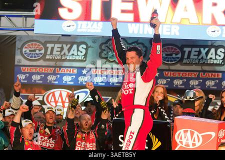FORT WORTH, TX - nov 06, 2011 : Tony Stewart remporte la course AAA Texas 500 au Texas Motor Speedway de Fort Worth, TX. (Crédit image : © ASP/Cal Sport Media/ZUMAPRESS.com) Banque D'Images