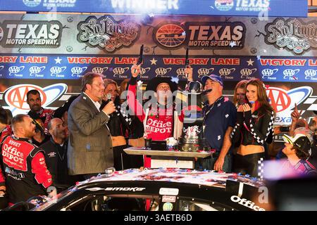 FORT WORTH, TX - nov 06, 2011 : Tony Stewart remporte la course AAA Texas 500 au Texas Motor Speedway de Fort Worth, TX. (Crédit image : © ASP/Cal Sport Media/ZUMAPRESS.com) Banque D'Images