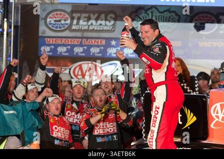 FORT WORTH, TX - nov 06, 2011 : Tony Stewart remporte la course AAA Texas 500 au Texas Motor Speedway de Fort Worth, TX. (Crédit image : © ASP/Cal Sport Media/ZUMAPRESS.com) Banque D'Images